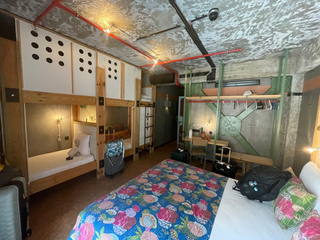 jam hotel 6 person room