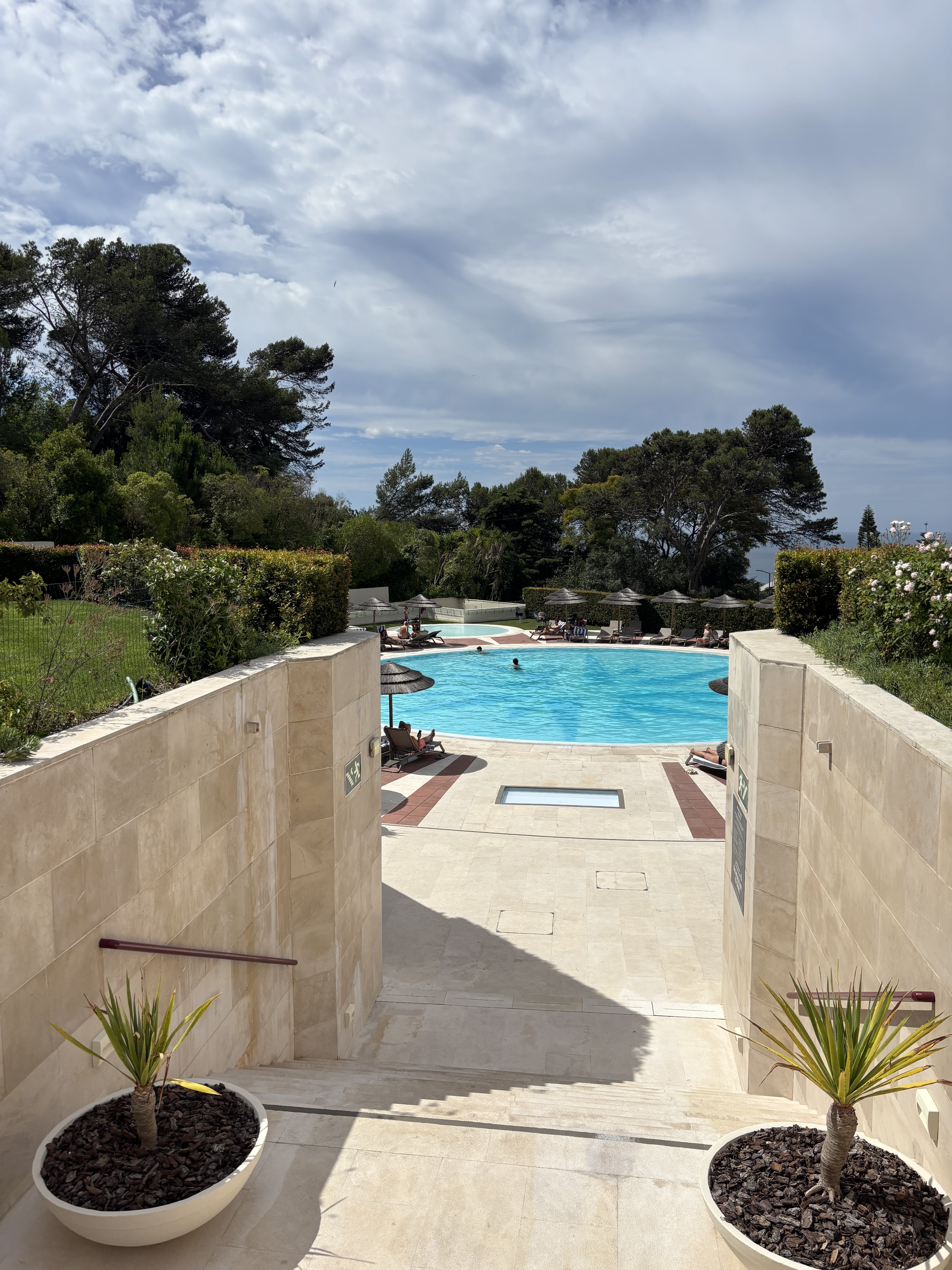 four points hotel pool